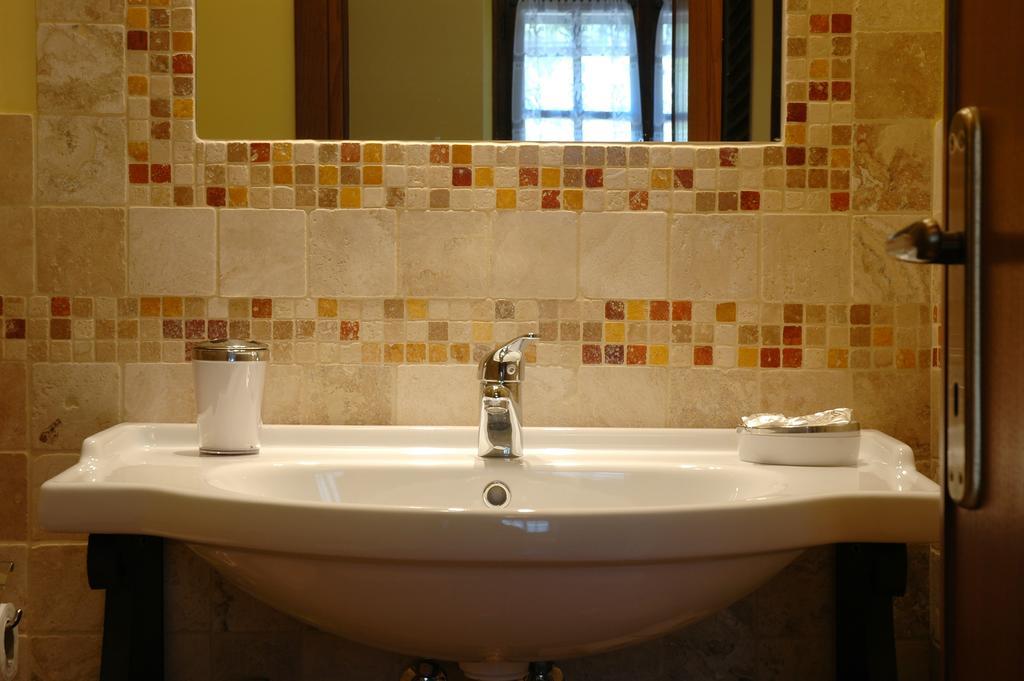 Casale Favilluta Guest House Petrignano Room photo